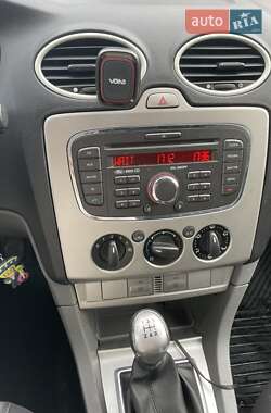 Хэтчбек Ford Focus 2011 в 