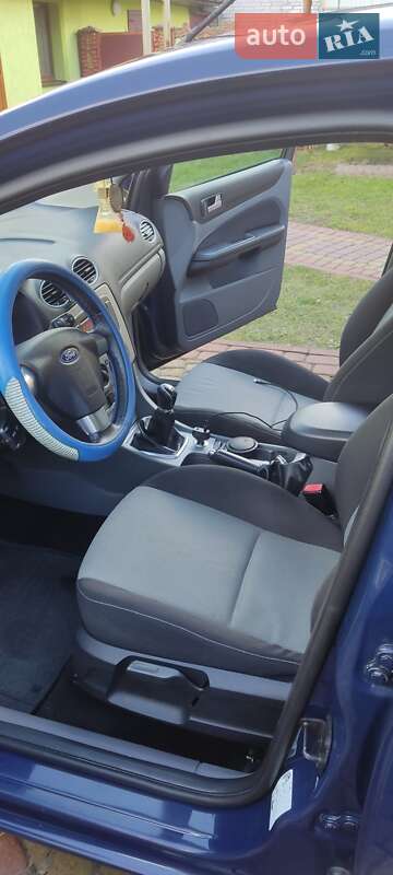 Хетчбек Ford Focus 2010 в Великих Мостах