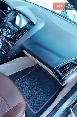 Хэтчбек Ford Focus 2012 в 