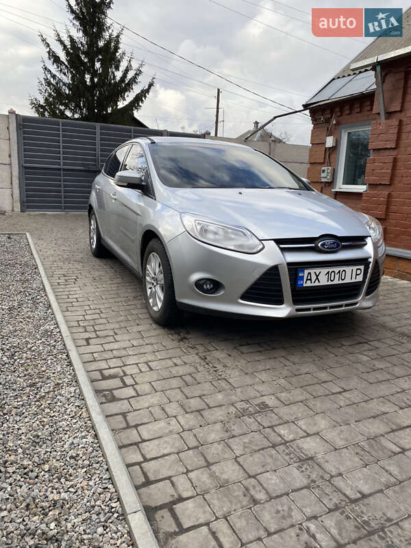 Хэтчбек Ford Focus 2011 в 
