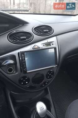 Хэтчбек Ford Focus 2004 в 