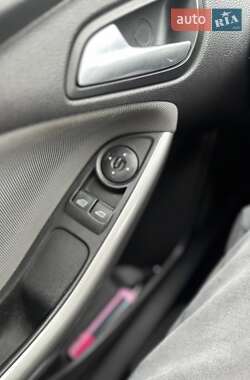 Хэтчбек Ford Focus 2012 в 