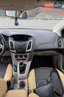 Хэтчбек Ford Focus 2012 в 