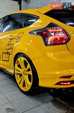 Хэтчбек Ford Focus 2013 в 