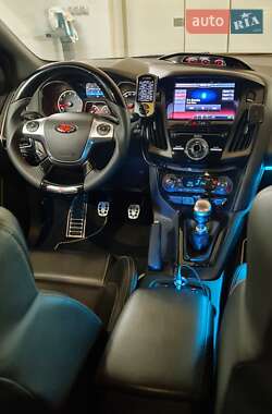 Хэтчбек Ford Focus 2013 в 