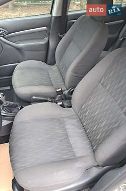 Хэтчбек Ford Focus 2001 в 