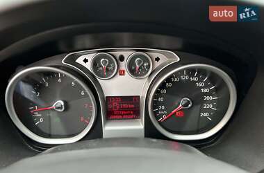 Хетчбек Ford Focus 2011 в 