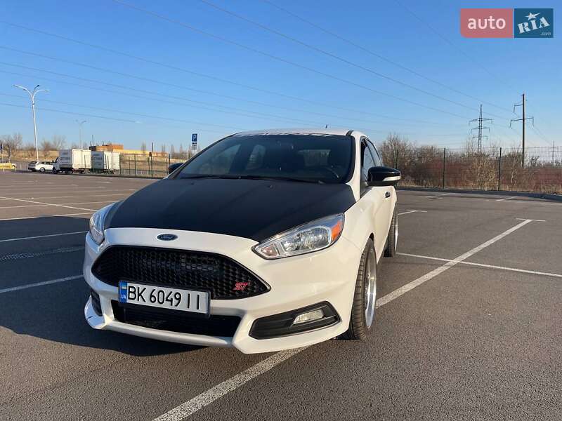 Хэтчбек Ford Focus 2016 в Ровно фото Хэтчбек Ford Focus 2016 в Ровно