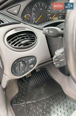 Хэтчбек Ford Focus 1998 в 