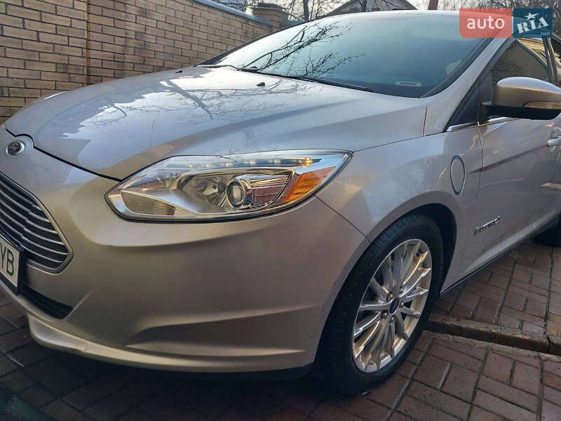 Хэтчбек Ford Focus 2013 в 