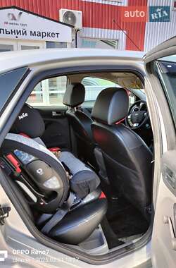 Хэтчбек Ford Focus 2011 в 