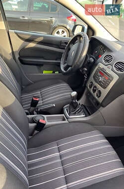 Хэтчбек Ford Focus 2011 в 