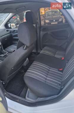 Хэтчбек Ford Focus 2011 в 