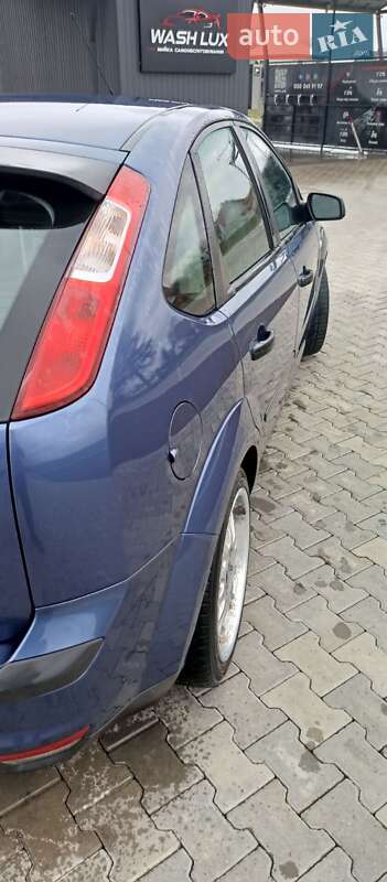 Хэтчбек Ford Focus 2006 в Вижнице