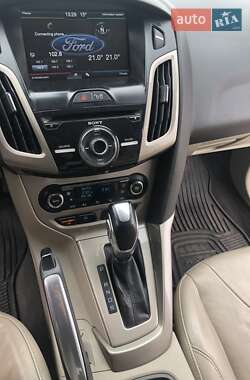 Хэтчбек Ford Focus 2012 в 