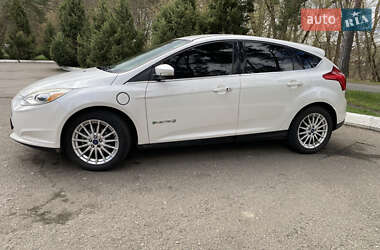 Хэтчбек Ford Focus 2012 в 