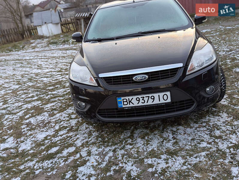 Хэтчбек Ford Focus 2011 в Рокитном
