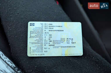 Хэтчбек Ford Focus 2011 в 