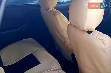 Хэтчбек Ford Focus 2000 в 
