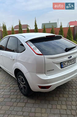 Хэтчбек Ford Focus 2010 в 