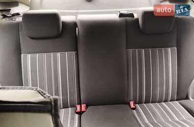 Хэтчбек Ford Focus 2011 в 