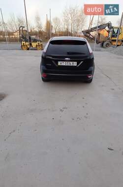 Хэтчбек Ford Focus 2011 в 