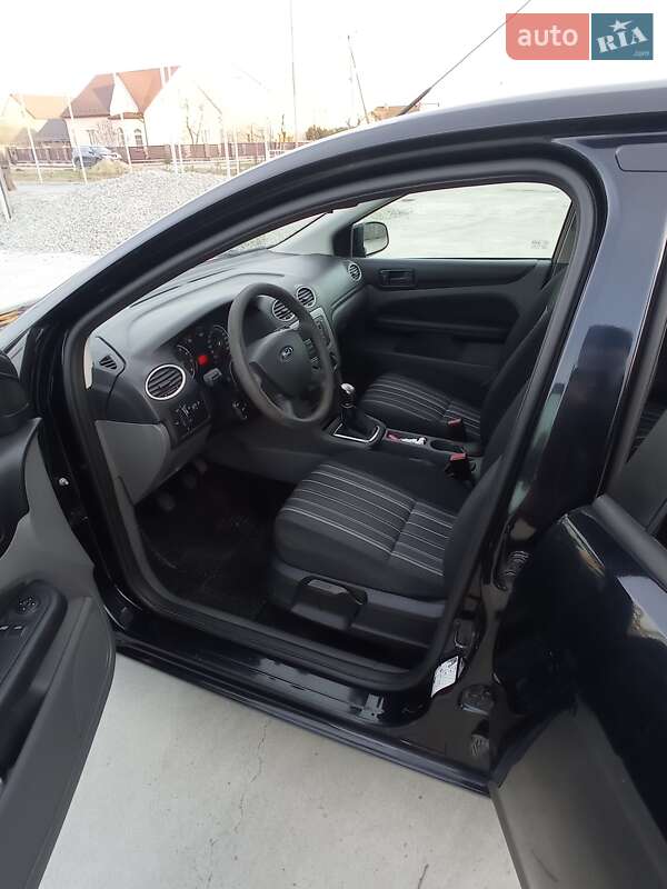 Хэтчбек Ford Focus 2011 в Брошневе-Осаде