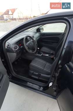 Хэтчбек Ford Focus 2011 в 