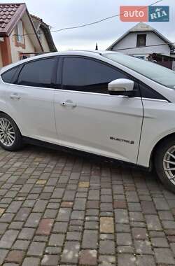 Хетчбек Ford Focus 2012 в 
