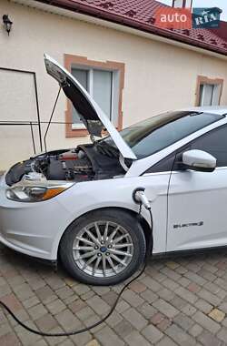 Хетчбек Ford Focus 2012 в 