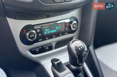 Хэтчбек Ford Focus 2012 в 