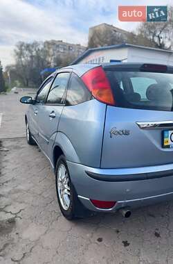 Хэтчбек Ford Focus 2004 в 