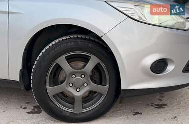 Хэтчбек Ford Focus 2011 в 