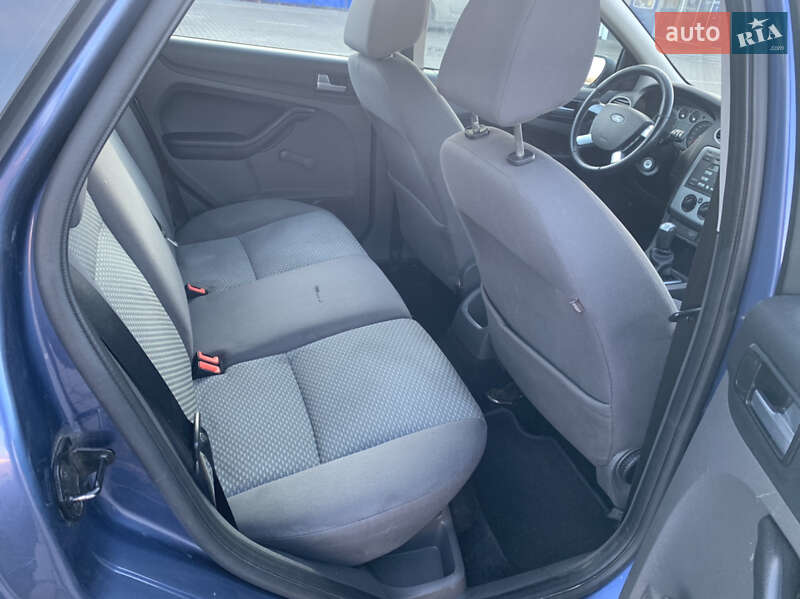 Хэтчбек Ford Focus 2005 в Дубно