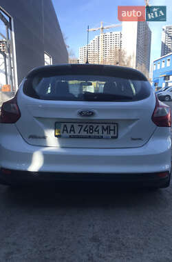 Хэтчбек Ford Focus 2012 в 