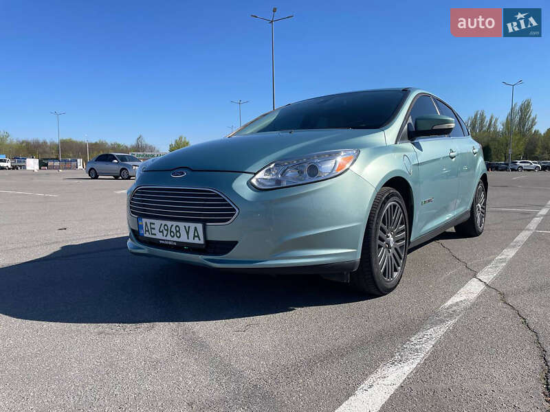 Хэтчбек Ford Focus 2012 в 
