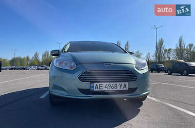 Хэтчбек Ford Focus 2012 в 