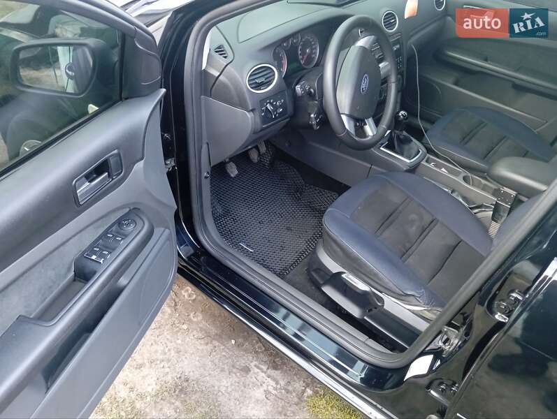 Седан Ford Focus 2006 в Краснограде