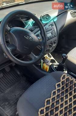 Хэтчбек Ford Focus 2004 в 