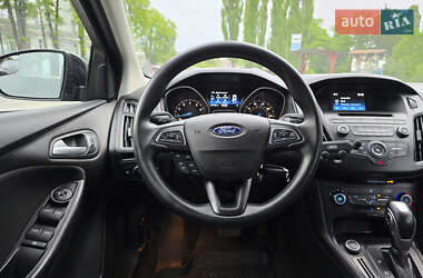 Хэтчбек Ford Focus 2015 в 