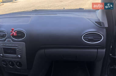 Хэтчбек Ford Focus 2011 в 