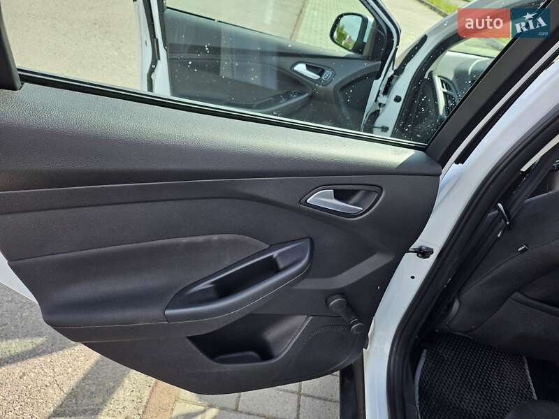 Хэтчбек Ford Focus 2015 в Тячеве