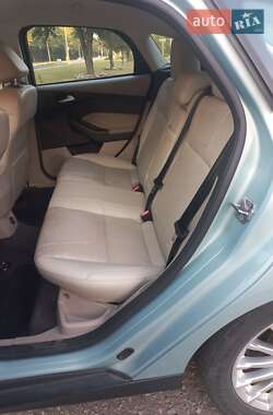Хэтчбек Ford Focus 2012 в 