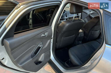 Хэтчбек Ford Focus 2011 в 