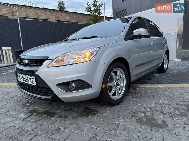 Хэтчбек Ford Focus 2010 в 