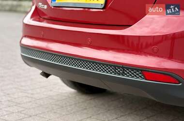 Хэтчбек Ford Focus 2011 в 