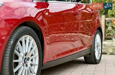 Хэтчбек Ford Focus 2011 в 