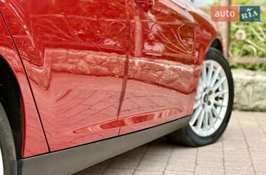 Хэтчбек Ford Focus 2011 в 