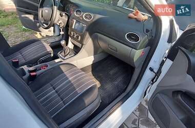 Хэтчбек Ford Focus 2011 в 