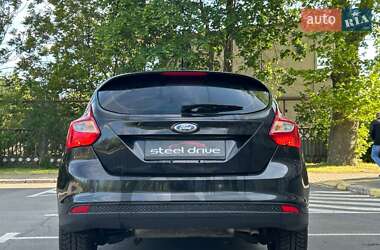 Хэтчбек Ford Focus 2011 в 
